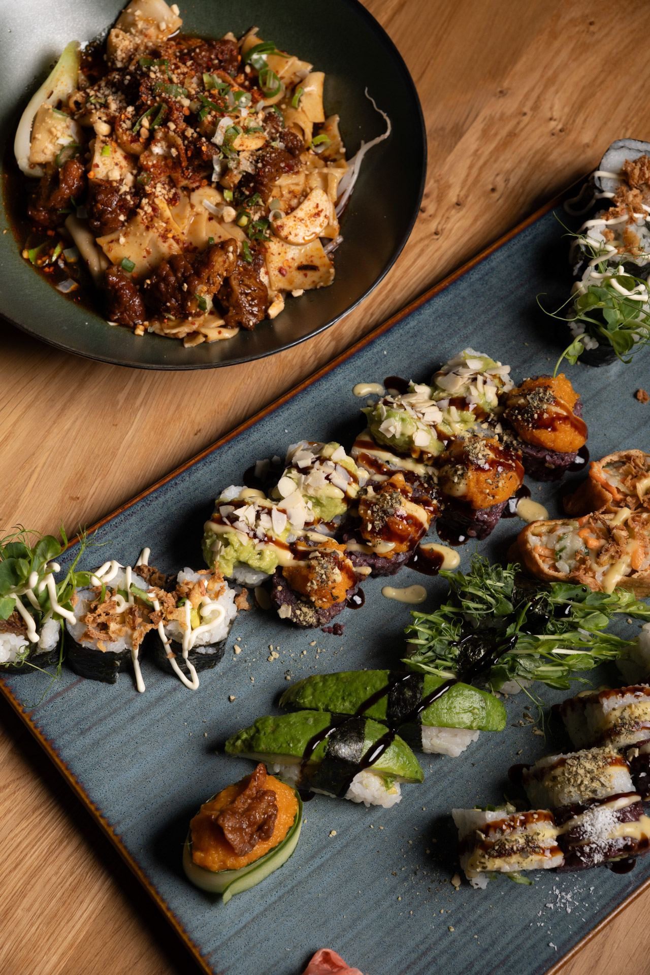 We Vegan – Vegane Sushi Platte und Nudelgericht